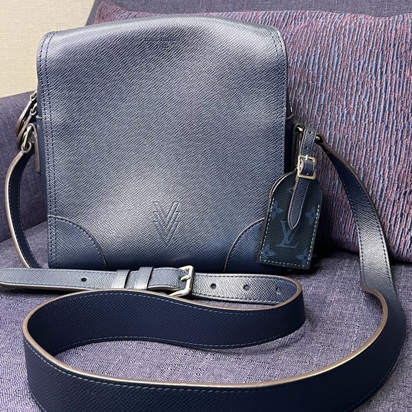 Louis Vuitton Nikolai Messenger - Picture 9 of 14